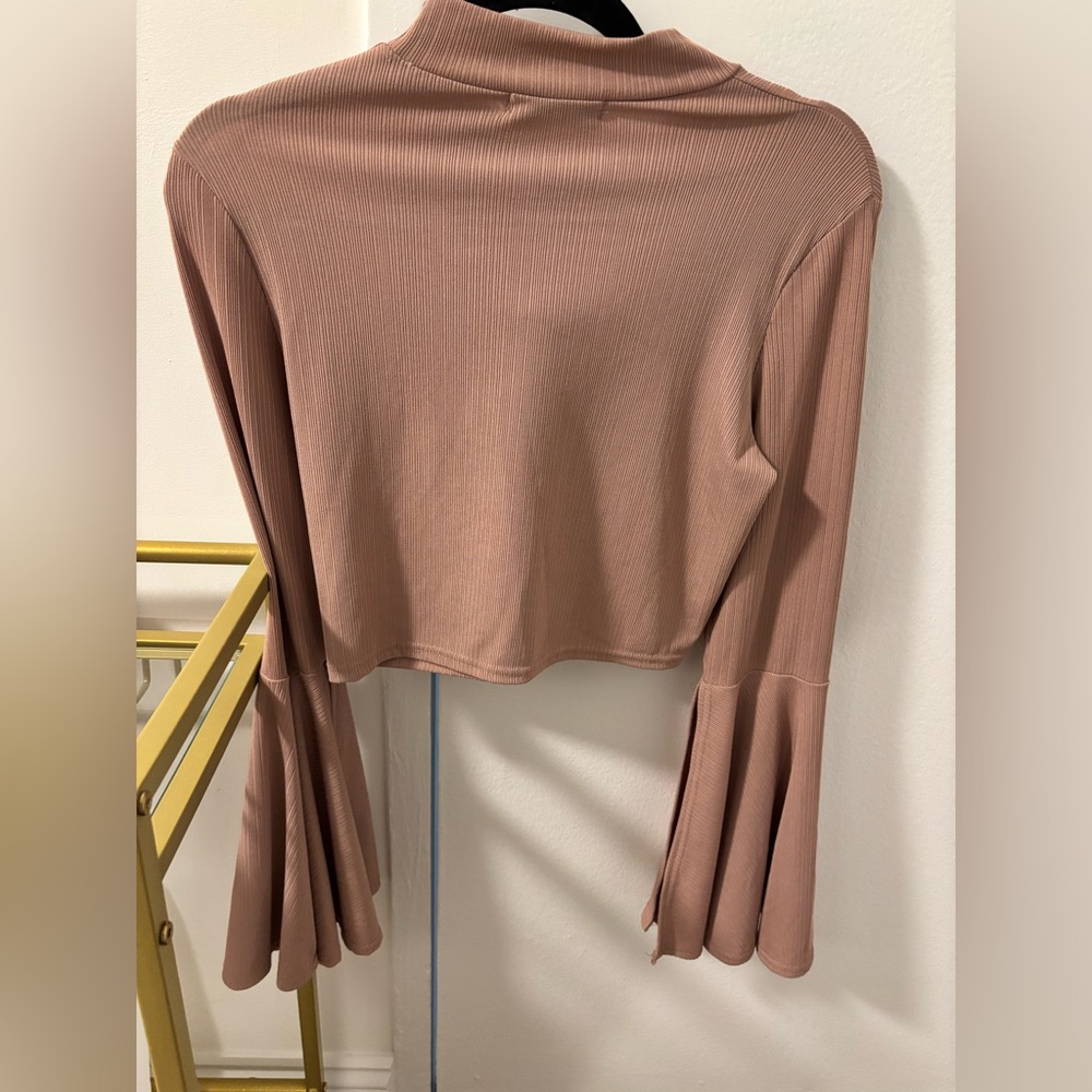 MISSGUIDED High Neck Bell Sleeve Crop Top in Mauve - Picture 3 of 6